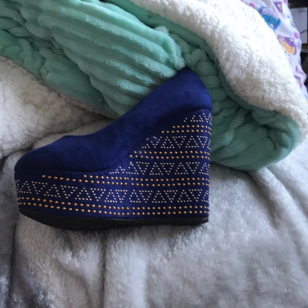 Torrid 5 inch wedges with stud accents . 9W.